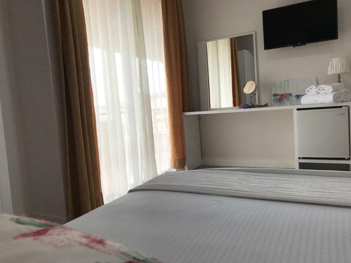 Joy Hotel Sarandë Exteriör bild